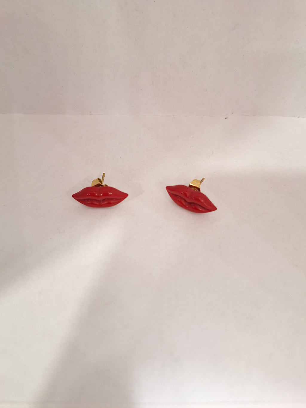 Red lips stud earrings